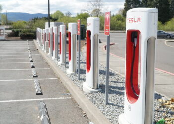 تقديم محولات لمالكي سيارات General Motors الكهربائية لمساعدتهم على الوصول إلى شواحن تيسلا