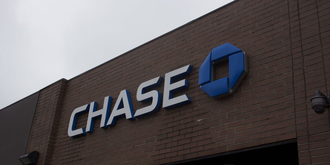 خلل جديد يسمح لعملاء بنك “Chase” بسحب مبالغ نقدية هائلة باستخدام شيكات مزيفة