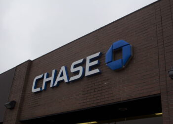 خلل جديد يسمح لعملاء بنك “Chase” بسحب مبالغ نقدية هائلة باستخدام شيكات مزيفة