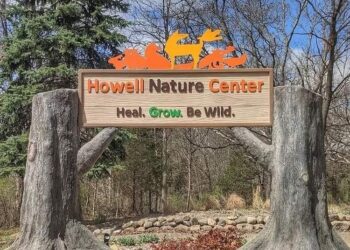 وفاة صبي يبلغ من العمر 12 عاماً بسبب سقوط شجرة في مركز Howell Nature