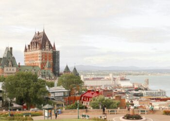 4 مدن كندية جميلة يمكن للأمريكيين زيارتها هذا الخريف