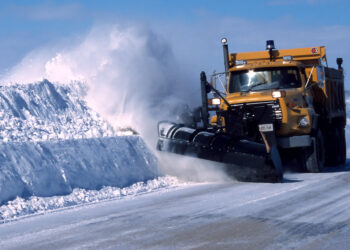 قانون جديد يُلزم السائقين بالبقاء على بعد 200 قدم من جرافات الثلوج في ميشيغان