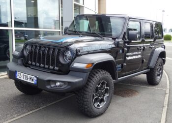 استدعاء 194 ألف سيارة هجينة من طراز Jeep بسبب مخاطر اندلاع الحرائق