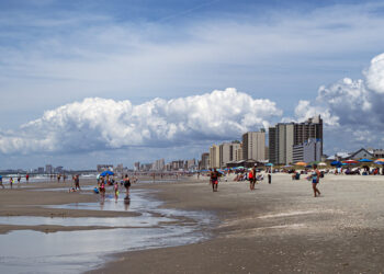 استكشف هذه المدينة الشاطئية المثالية لقضاء إجازة الخريف