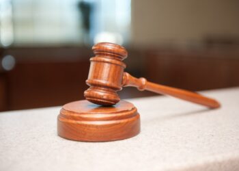 اتهام أحد المعلمين في مدارس Warren بجرائم تتعلق بسوء السلوك الجنسي ارتكبها في الفصل الدراسي