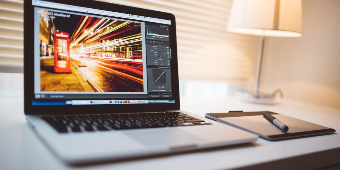 استخدام الشاشات لساعات طويلة يرفع معدلات القلق والاكتئاب بين المراهقين في أمريكا