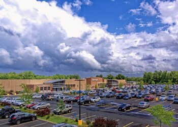 شركة Walmart تحذر من ارتفاع الأسعار إذا نفذ الرئيس دونالد ترامب التعريفات الجمركية المقترحة