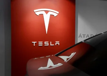 تيسلا تستدعي حوالي 700 ألف مركبة بسبب مشكلة في ضوء التحذير الخاص بنظام مراقبة ضغط الإطارات