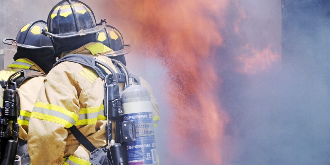 شرطة مونتريال تحقق في حريق متعمد استهدف 5 سيارات في حي Saint-Leonard