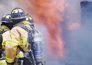 شرطة مونتريال تحقق في حريق متعمد استهدف 5 سيارات في حي Saint-Leonard