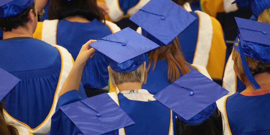 تقرير جديد يُسلّط الضوء على انخفاض عدد الوظائف التي تتطلب شهادة جامعية