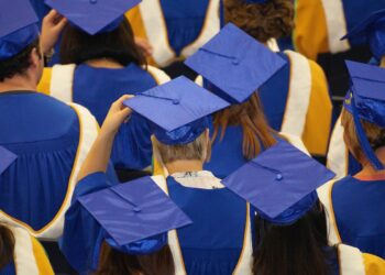 تقرير جديد يُسلّط الضوء على انخفاض عدد الوظائف التي تتطلب شهادة جامعية