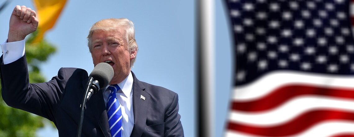 دونالد ترامب يبدأ ولايته الجديدة بسلسلة من الأوامر التنفيذية الجريئة